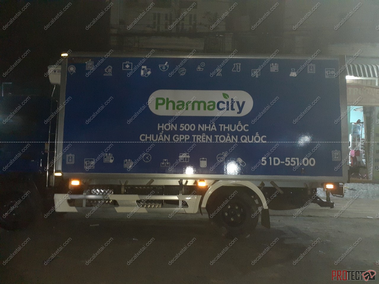 Thời gian thi công vào ban đêm khi xe về, nhưng không làm khó được DEXETA nhé dán decal xe tải full cabin Pharmacity - thi công ban đêm