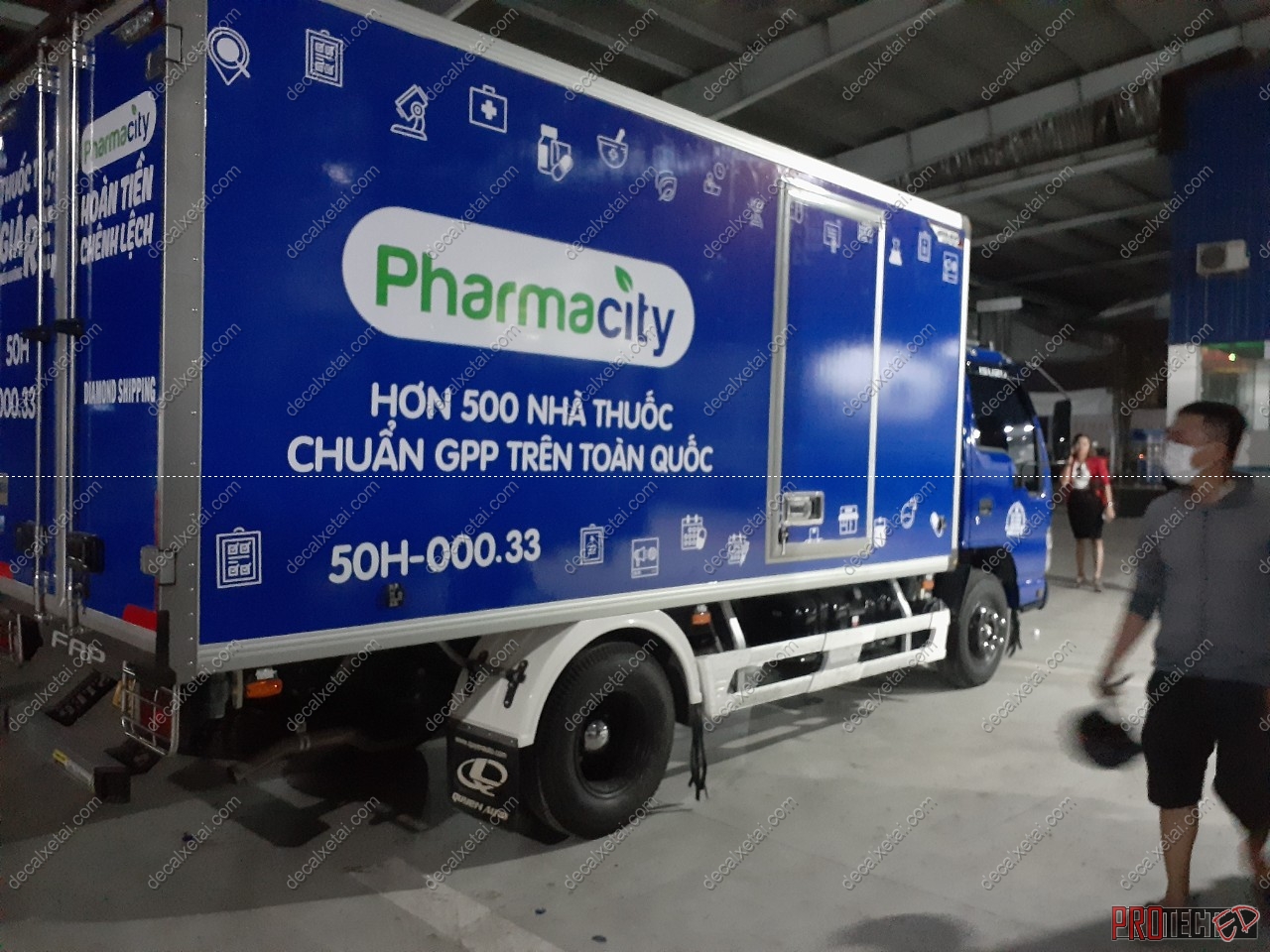 Thi công hai ba nơi một lúc để kịp tiến độ dán decal xe tải full cabin Pharmacity - thi công nhiều điểm